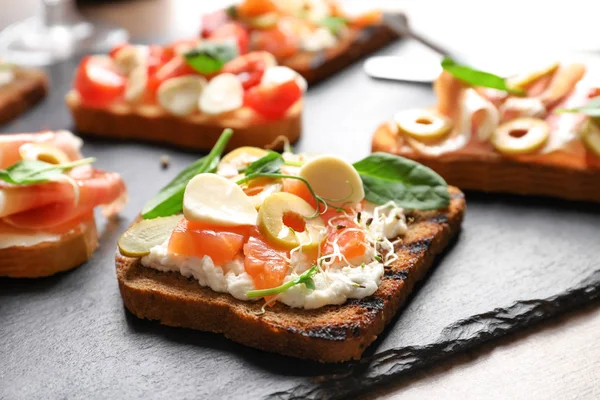 Sabrosa Bruschetta Con Aceitunas Salmón Plato Pizarra — Foto de Stock