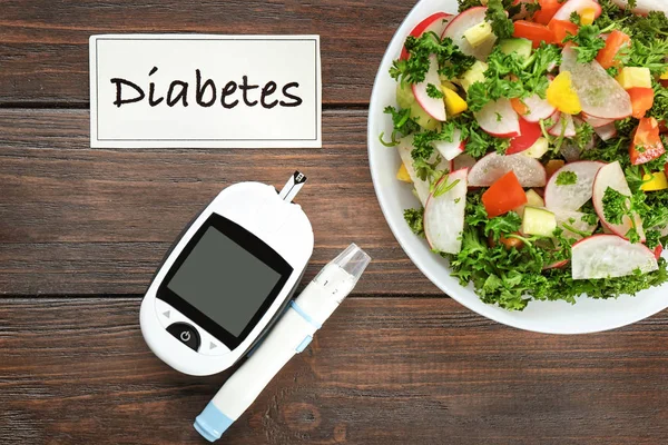 デジタル Glucometer ランセットのペン テーブルにサラダのボウル 糖尿病の食事療法 — ストック写真