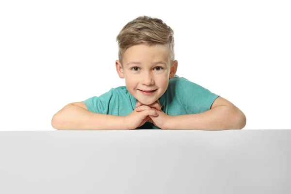 Χαριτωμένο αγόρι με κενό διαφημιστικό πίνακα σε άσπρο φόντο — Φωτογραφία Αρχείου