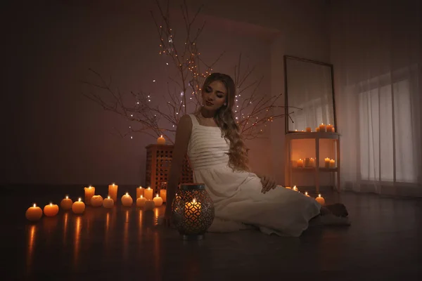 Γυναίκα Κάθεται Κοντά Αναμμένα Κεριά Στο Πάτωμα Στο Σπίτι — Φωτογραφία Αρχείου