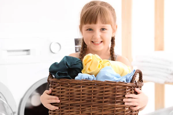 可爱的小女孩与洗衣篮室内 — 图库照片