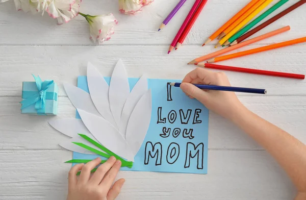 Niña Preparando Tarjeta Felicitación Para Mamá Día Madre Mesa —  Fotos de Stock