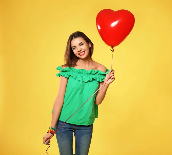 Romantische Jonge Vrouw Met Hartvormige Ballon Voor Valentijnsdag Kleur Achtergrond — Stockfoto