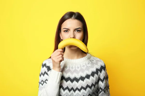Αστεία Πορτρέτο Της Νεαρής Γυναίκας Μπανάνα Στο Χρώμα Φόντου — Φωτογραφία Αρχείου