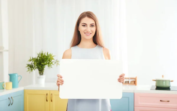 Mujer joven con tablero de publicidad en blanco en el interior —  Fotos de Stock