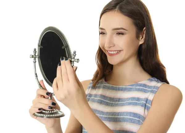 Jeune Jolie Fille Regardant Dans Miroir Sur Fond Blanc — Photo