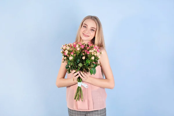 Hermosa Mujer Joven Con Ramo Rosas Sobre Fondo Color — Foto de Stock