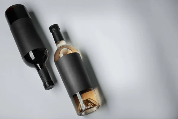Weinflaschen Mit Leeren Etiketten Auf Hellem Hintergrund Mock Für Design — Stockfoto