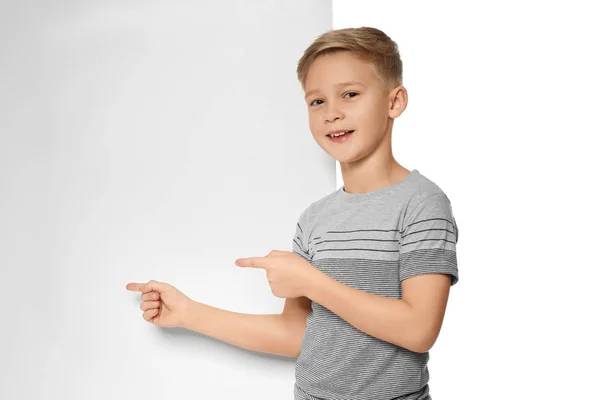 Симпатичный мальчик с пустой рекламной доской на белом фоне — стоковое фото
