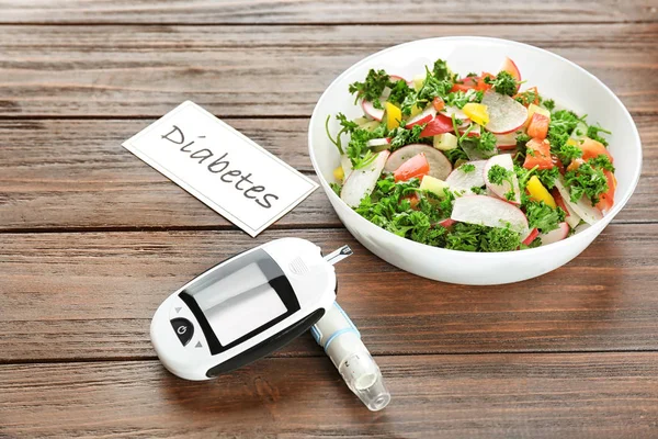 Glucomètre Numérique Stylo Lancette Bol Salade Sur Table Régime Alimentaire — Photo