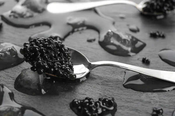 Cuchara Con Caviar Negro Sobre Fondo Gris —  Fotos de Stock