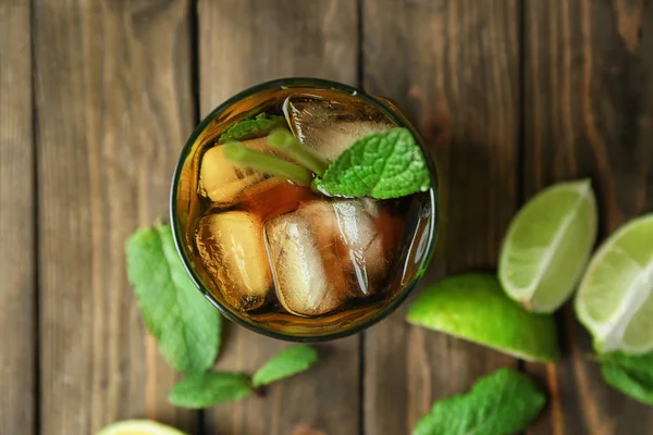 Glas Van Cuba Libre Cocktail Houten Achtergrond — Stockfoto