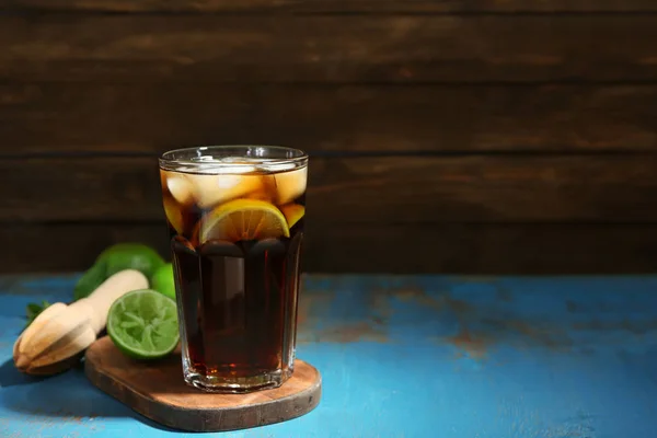 Sklo Cuba Libre Cocktail Dřevěný Stůl — Stock fotografie