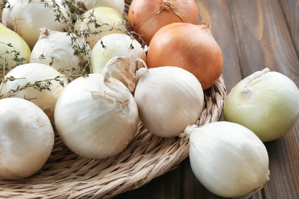 Cuenco Mimbre Con Cebollas Frescas Sobre Mesa Madera — Foto de Stock