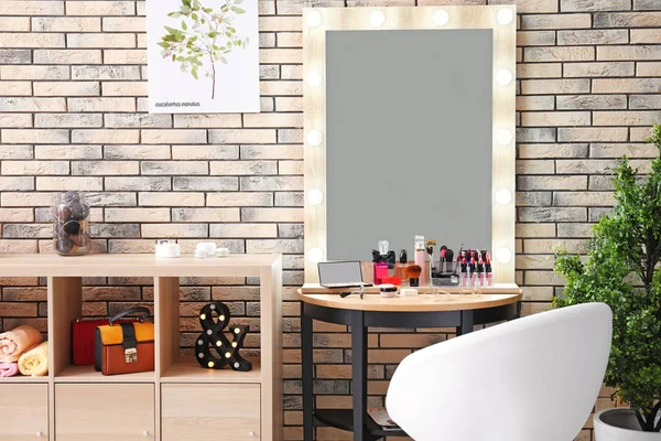 Utsikt Över Makeup Rum Med Kosmetika Och Verktyg Toalettbord — Stockfoto
