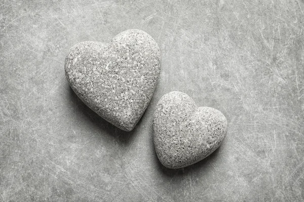 Duas Pedras Forma Coração Sobre Fundo Cinza — Fotografia de Stock