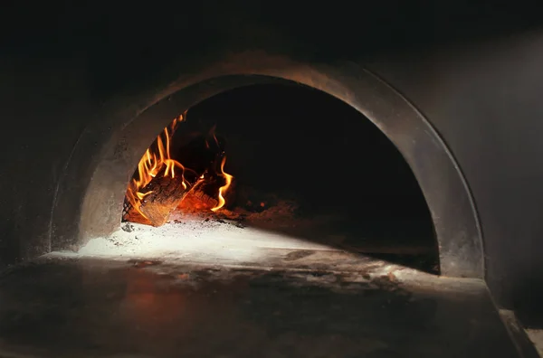 Brennholz Traditionellem Ofen Restaurantküche Verbrennen — Stockfoto