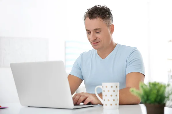 Bello Uomo Maturo Con Computer Portatile Casa — Foto Stock