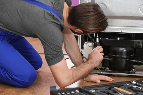 Maschio Tecnico Riparazione Frigorifero All Interno — Foto Stock