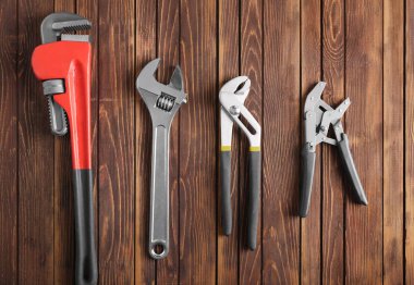 Tesisatçı 's araçlar ahşap arka plan üzerinde