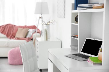 Öğrenci odası iç tablo üstünde laptop ile