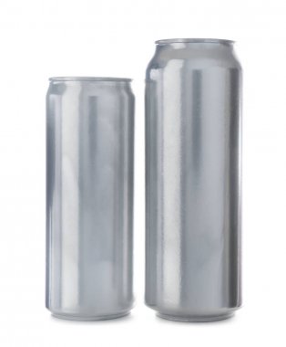 beyaz zemin üzerine iki alüminyum kutular