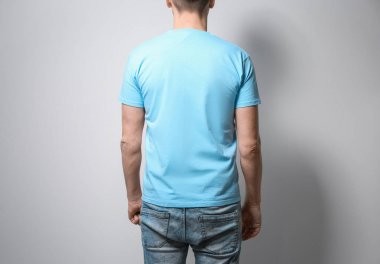 Mavi t-shirt açık renkli üzerine adam. Tasarım için alay