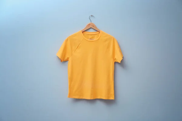 T-shirt jaune sur fond de couleur. Maquette pour le design — Photo