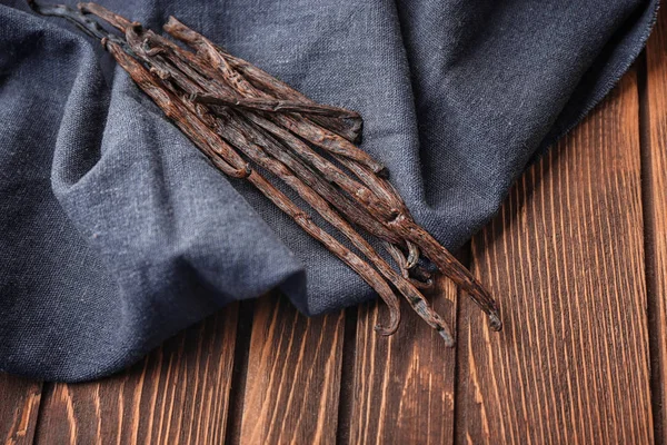 Kumaş, closeup üzerine vanilya çubukları — Stok fotoğraf