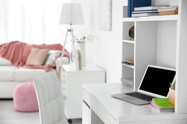 Interior do quarto de estudante com laptop na mesa — Fotografia de Stock