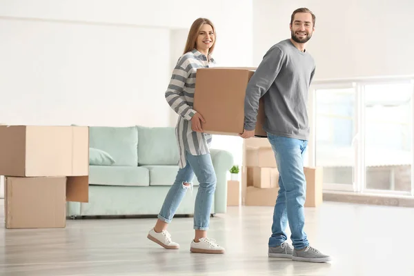 Jong (echt) paar met bewegende vak op kamer nieuwe thuis — Stockfoto