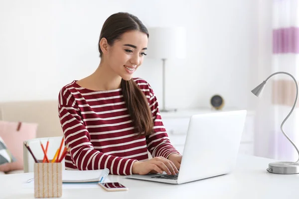 Jeune femme travaillant au bureau à domicile — Photo