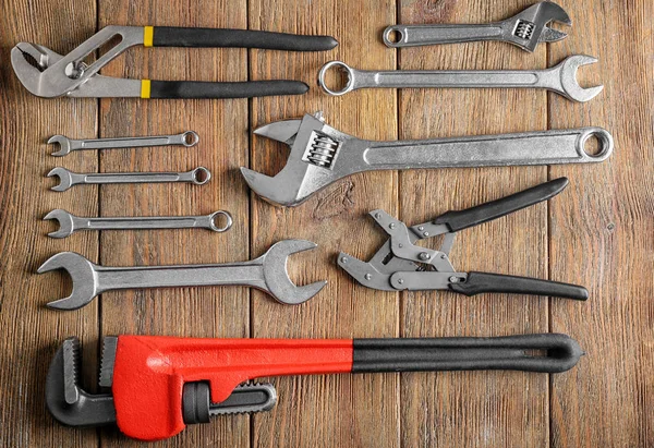 Loodgieter de tools op houten achtergrond — Stockfoto