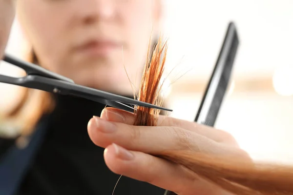 Cabeleireiro profissional corte de cabelo da mulher no salão — Fotografia de Stock