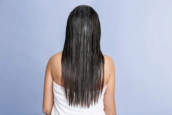 Fiatal nő a haja, világos háttér maszk — Stock Fotó