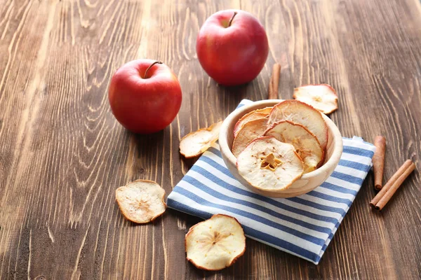 Kompozycja Apple Smaczne Frytki Podłoże Drewniane — Zdjęcie stockowe