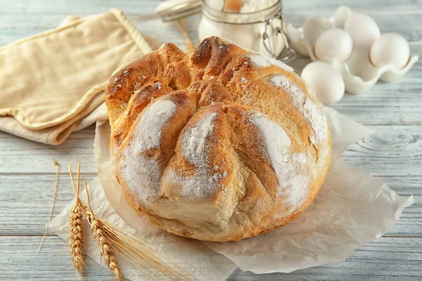 Хліб пшеничний на столі. Свіжий з печі — стокове фото