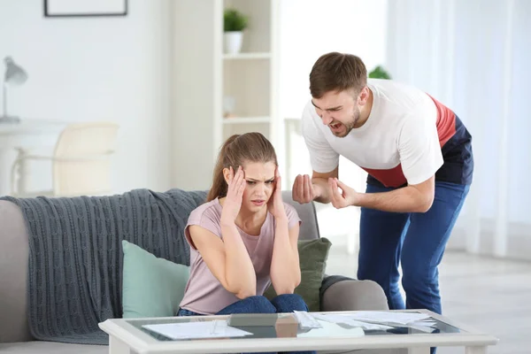 Pareja discutiendo sobre dinero en casa. Problemas en la relación — Foto de Stock