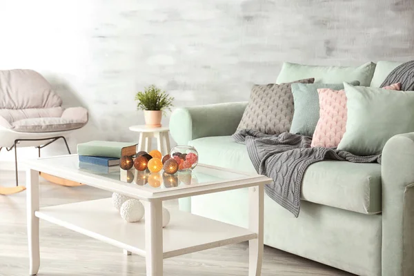Удобный мятный диван и стол в гостиной — стоковое фото