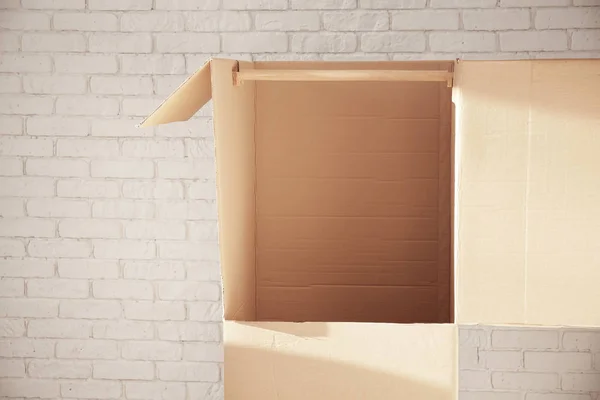 Caja de armario vacía cerca de la pared de ladrillo — Foto de Stock