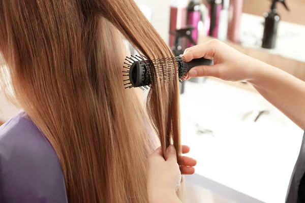 Hairdresser working with client — Stock Photo, Image