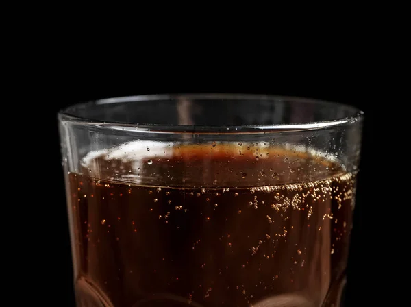 Sklenice osvěžující cola na černém pozadí, closeup — Stock fotografie