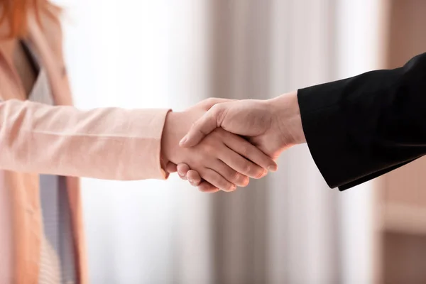 Uomo e donna che si stringono la mano — Foto Stock