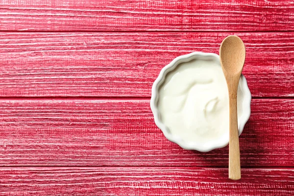 Sabroso yogur en plato sobre mesa de madera — Foto de Stock