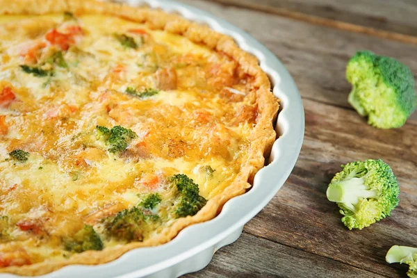 Piatto Cottura Con Gustose Quiche Broccoli Sul Tavolo Primo Piano — Foto Stock