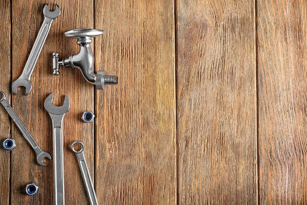 Loodgieter de tools op houten achtergrond — Stockfoto
