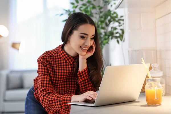 Frau benutzt Laptop — Stockfoto