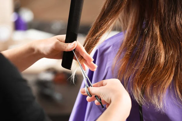 Hairdresser working with client — Stock Photo, Image