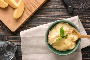 Patates püresi ve kaşık kase ahşap tablo