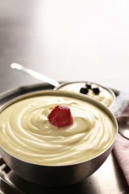 Tablo, closeup lezzetli vanilyalı puding ile kase